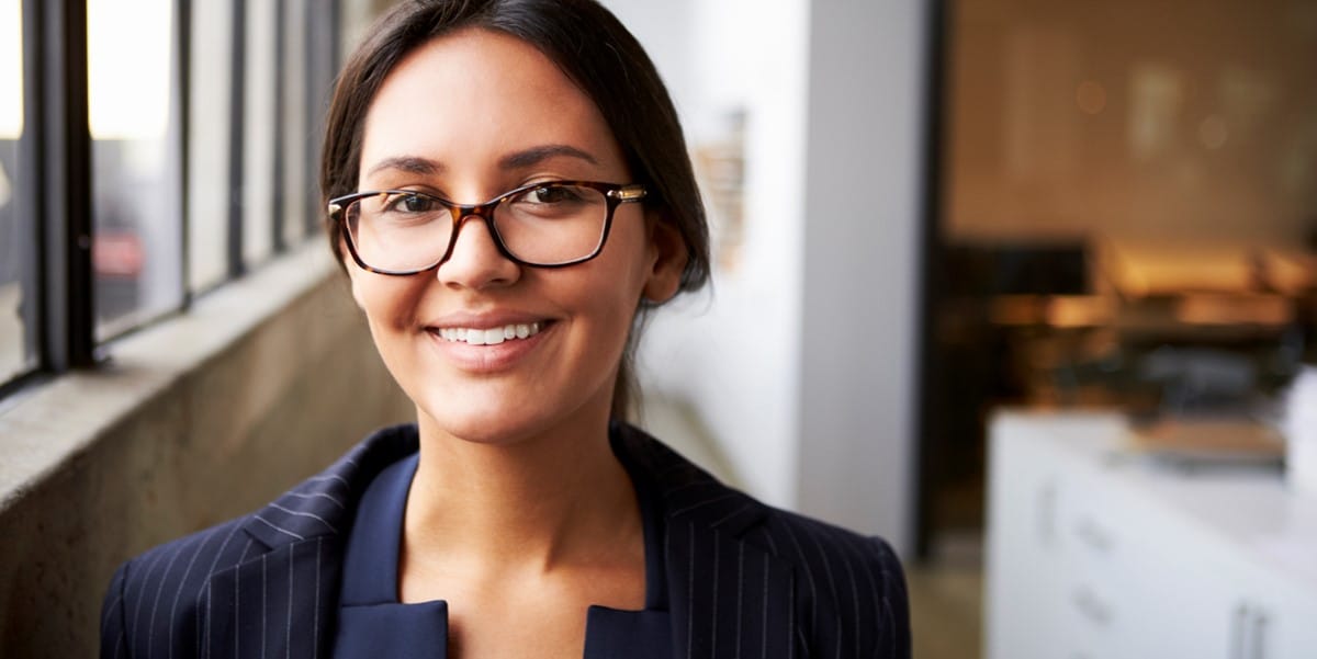 mujer en oficina