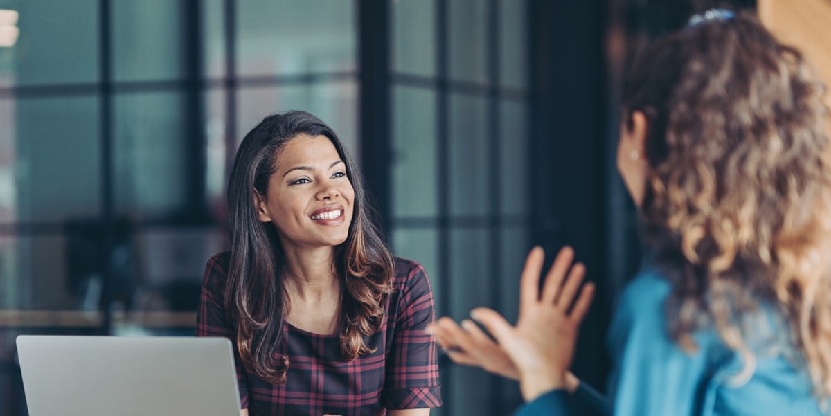 dos mujeres en oficina, profesionales