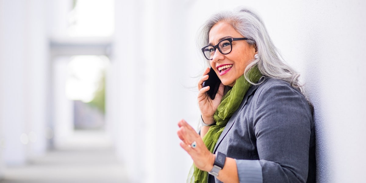 mujer en oficina hablando por telefono