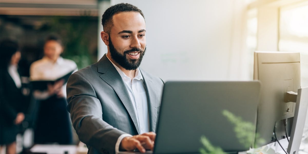 hombre profesional trabajando en oficina