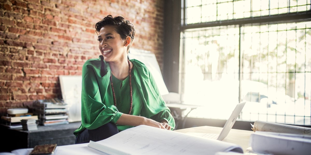 mujer en oficina sonriendo