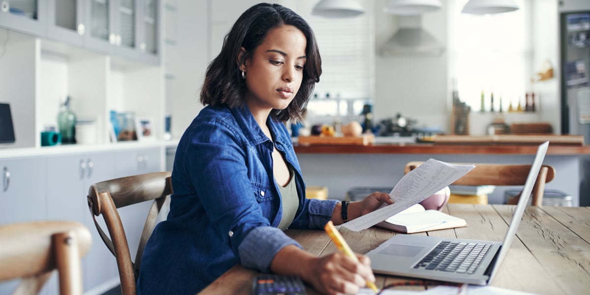 mujer trabajando en escritorio