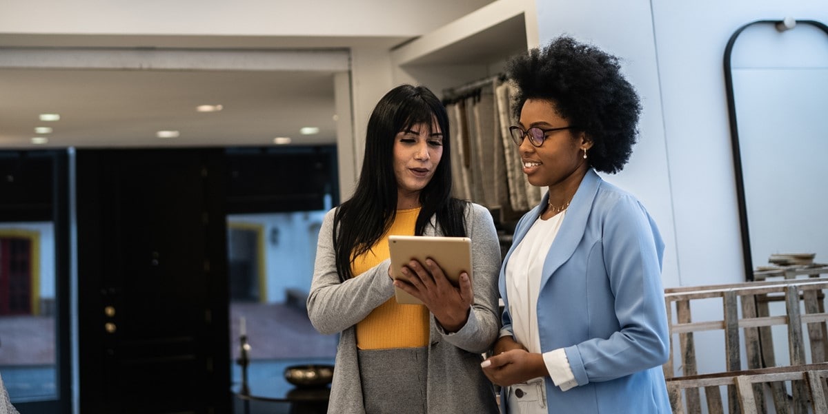 dos mujeres en oficina